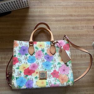 Used great condition Dooney and bourke bag